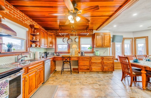 Chippawa Otro | Niagara Farmhouse Cottage with Attic & heated Pool