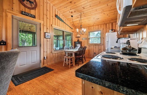 Rangeley Plantation Casa | Bonita comunidad de cabañas con playa de arena compartida con plataforma de nado, muelles y amarres
