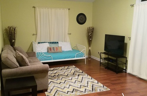 Sardis Forest Casa | ¡Bonita casa de huéspedes / apartamento de 1 habitación, 1 1/2 baño para su disfrute!