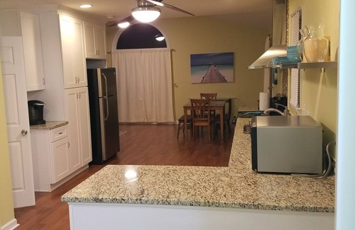 Sardis Forest Casa | ¡Bonita casa de huéspedes / apartamento de 1 habitación, 1 1/2 baño para su disfrute!