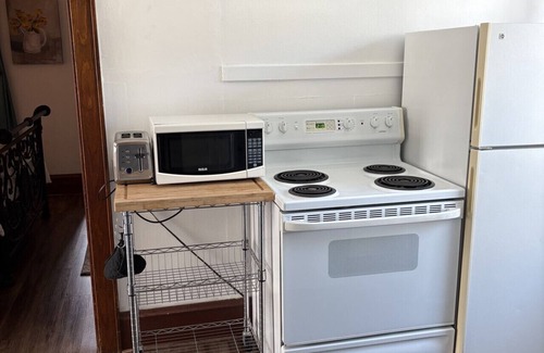 West Allis Apartamento | Nice 1 BR Apt, WIFI & Office, Near State Fair and Milwaukee Mile