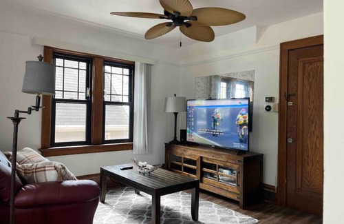 West Allis Apartamento | Nice 1 BR Apt, WIFI & Office, Near State Fair and Milwaukee Mile