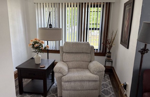 West Allis Apartamento | Nice 1 BR Apt, WIFI & Office, Near State Fair and Milwaukee Mile