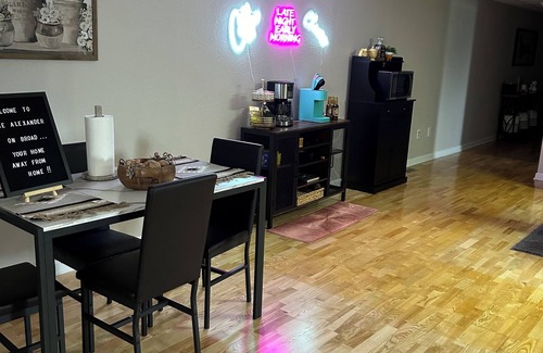 Statesville Apartamento | Nice 2-bedroom apartment with AC in charming Downtown Statesville, NC.