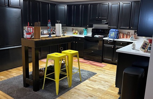 Statesville Apartamento | Nice 2-bedroom apartment with AC in charming Downtown Statesville, NC.