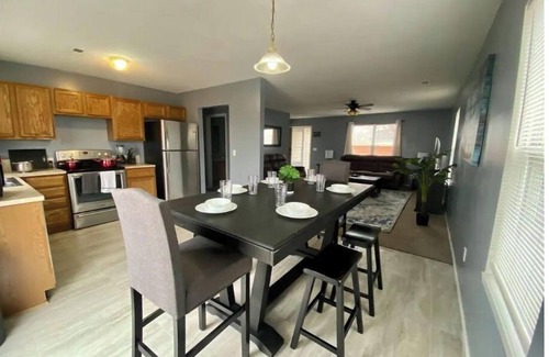 Wichita Apartamento | Nice 3 BDR 2 Bth house+Garage+Fenced backyard