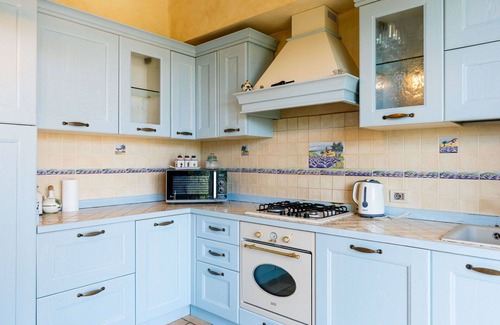 Borghetto Santo Spirito Villa | Bonito apartamento en villa para 5 personas con WIFI, piscina, A/C, terraza y mascotas permitida
