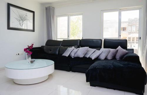 Praia Apartamento | Nice And Modern with king size bed