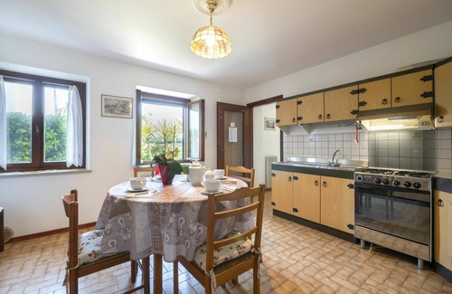 Rive D'Arcano Casa | Hermoso apartamento en villa para 6 personas con TV y patio