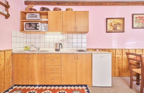 Starkov Villa | Bonito apartamento en villa para 4 personas con WIFI, piscina, TV, patio y mascotas permitida