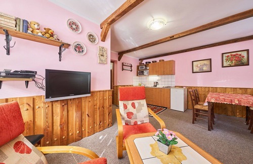 Starkov Villa | Bonito apartamento en villa para 4 personas con WIFI, piscina, TV, patio y mascotas permitida
