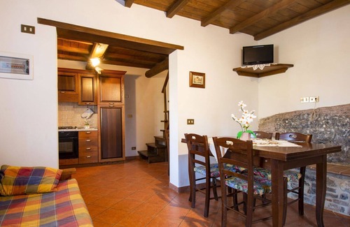 Fabbriche di Vallico Villa | Acogedor apartamento en villa para 6 personas con WIFI, piscina, TV, patio y mascotas permitida