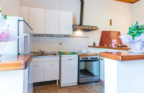 Rosignano Marittimo Villa | Hermoso apartamento en villa para 10 personas con piscina, TV y mascotas permitida