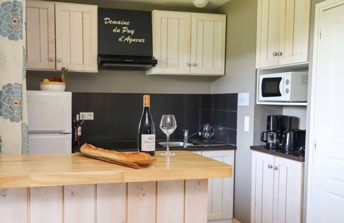 Meyrignac-l'Eglise Casa | Acogedor apartamento en villa con piscina, WIFI, TV, terraza, vista panorámica, aparcamiento