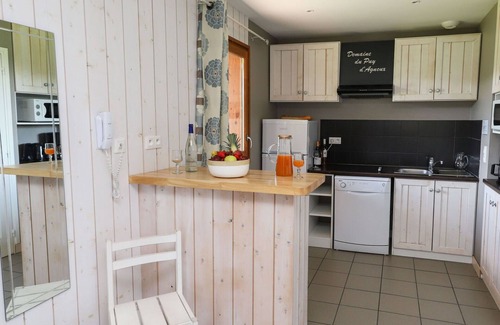 Meyrignac-l'Eglise Casa | Acogedor apartamento en villa con piscina, WIFI, TV, terraza, vista panorámica, aparcamiento