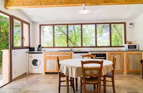 Besse-sur-Issole Casa | Acogedor apartamento en villa para 4 personas con piscina, WIFI, TV, terraza y aparcamiento