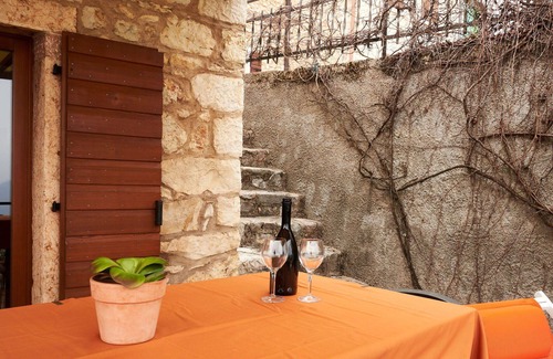 Caprino Veronese Casa | Acogedor apartamento en villa para 2 personas con WIFI, TV y terraza