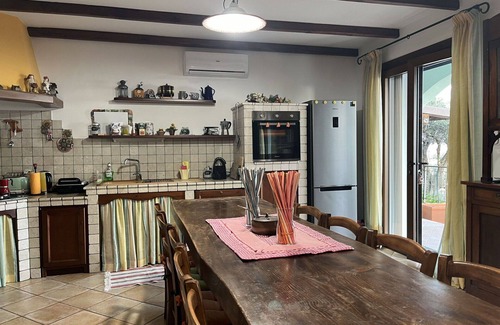 Artallo Apartamento | Bonito apartamento para 4 personas con WIFI, A/C, TV y patio