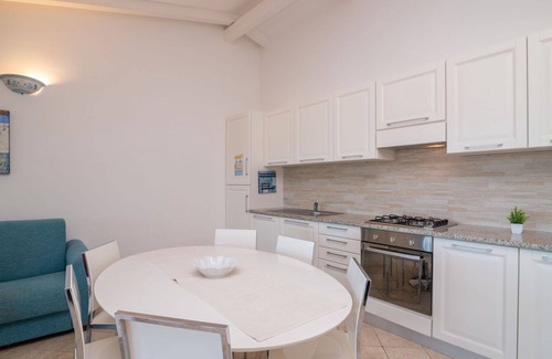 Porto Pozzo Apartamento | Acogedor apartamento con A/C, WIFI, piscina, terraza, mascotas permitida y aparcamiento