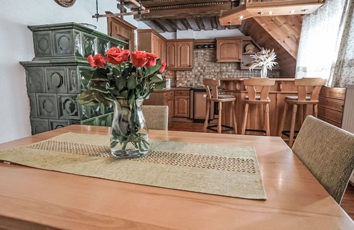 Oeblarn Villa | Precioso apartamento en villa para 4 personas con WIFI, TV y balcón