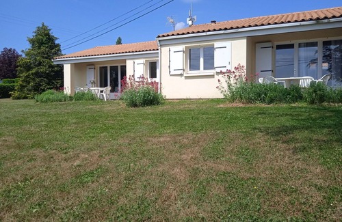 Prailles Casa | Hermoso apartamento en villa con piscina, internet, TV, terraza y mascotas permitida