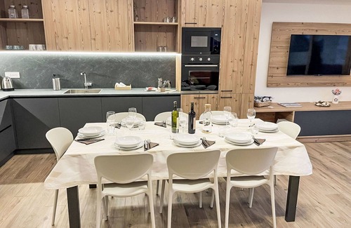 Bianzone Casa | Hermoso apartamento en villa para 8 personas con A/C, WIFI, TV, terraza y mascotas permitida