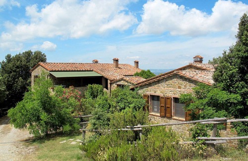 Paciano Villa | Precioso apartamento en villa para 6 personas con WIFI, piscina, TV, terraza y mascotas permitida