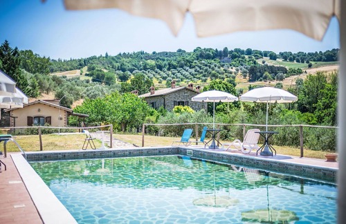 Lidarno Villa | Bonito apartamento en villa para 6 personas con WIFI, piscina, TV, patio y mascotas permitida