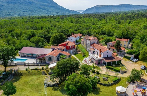 Krsan Villa | Precioso apartamento en villa para 6 personas con A/C, piscina, WIFI, TV, patio y mascotas permitida