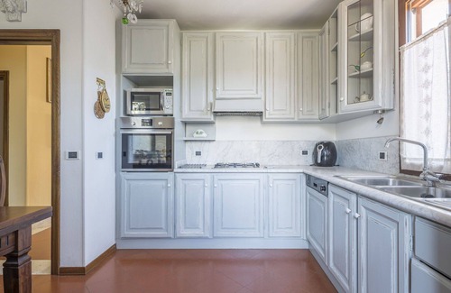 Seravezza Apartamento | Acogedor apartamento con WIFI, A/C, bañera de hidromasaje, balcón y mascotas permitida