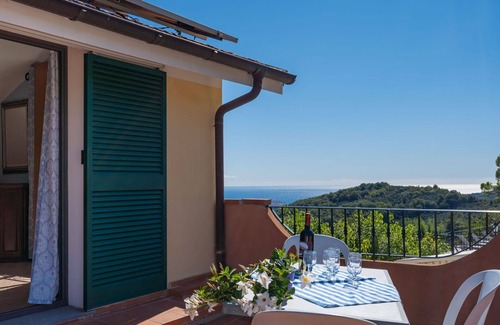 Valloria Apartamento | Precioso apartamento para 4 personas con A/C, bañera de hidromasaje, piscina, WIFI, TV y patio