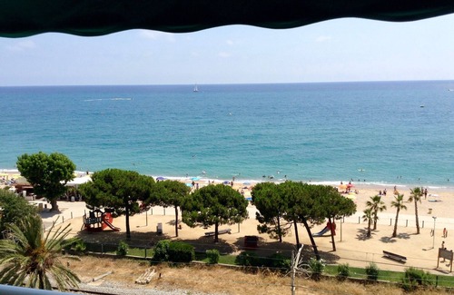 Pineda de Mar Apartamento | MAGNÍFICAS VISTAS FRENTE AL MAR (& Parking y Wifi)!