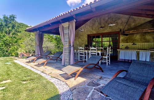 Hrastovlje Apartamento | Apartamento con piscina privada, A/C, WIFI, TV, terraza, mascotas permitida, vista panorámica
