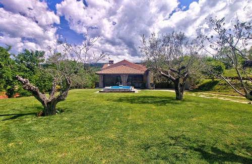Hrastovlje Apartamento | Apartamento con piscina privada, A/C, WIFI, TV, terraza, mascotas permitida, vista panorámica