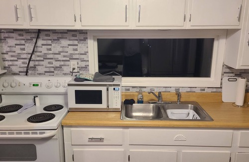 Warsaw Casa | Nice centrally located recently remodeled house with a double lot that sleeps 5
