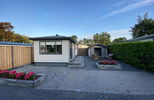 Tzummarum Chalet De Esquí | Bonito chalet con amplio jardín, en un parque de vacaciones en Friesland