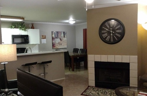 Chandler Condominio | Bonito, cómodo, tranquilo, condominio en planta baja. UNIDAD # 123 en Kyrene Rd.