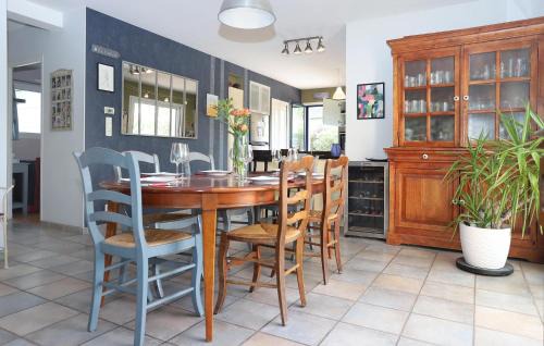 Montreuil-sous-Perouse Casa | Nice Home In Montreuil-Sous-Pérouse