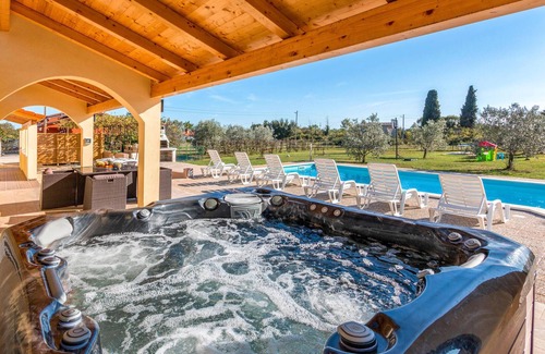 Loborika Casa | Bonita casa en Marcana con sauna.