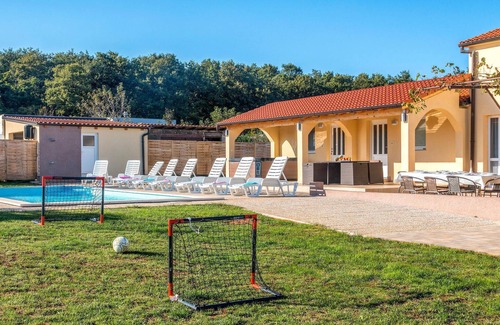 Loborika Casa | Bonita casa en Marcana con sauna.