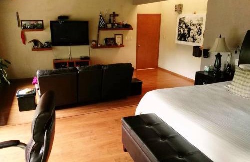 León Villa | Nice home with gardens and trees, 3 full bedrooms, living and kitchen