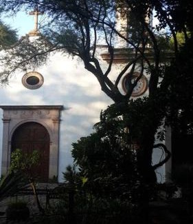 León Villa | Nice home with gardens and trees, 3 full bedrooms, living and kitchen