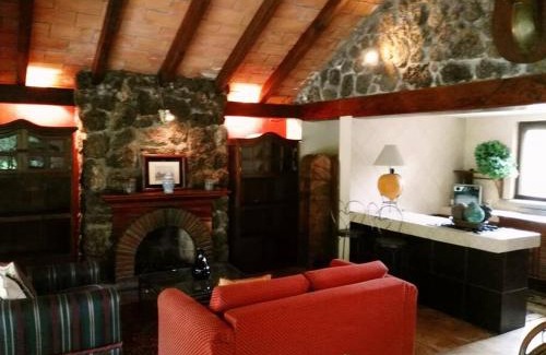 León Villa | Nice home with gardens and trees, 3 full bedrooms, living and kitchen