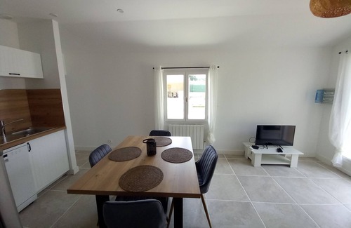 Saint-Paul-les-Fonts Casa | Nice little cottage for 2 people, air conditioning, terrace, parking and shared swimming pool.