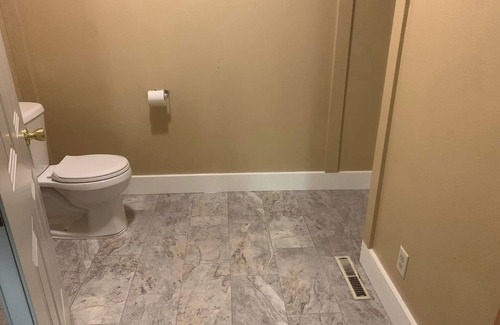 Agency Village Hotel | Nice room with private entrance in charming Claire City