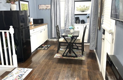 Hartsfield Cabaña | Rural-King-Baño privado con ducha-Vista al campo-Nico's Cottage