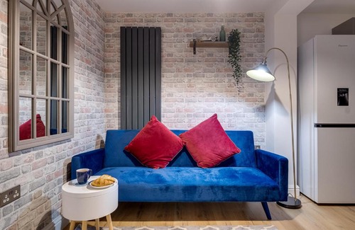 Stonnall Casa | Night Stay - Alpha House