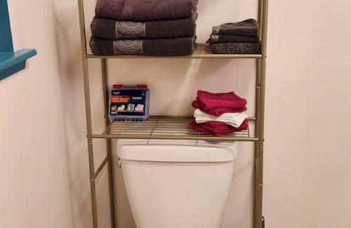 Kent Cama Y Desayuno | Large Master Bedroom-320sq.ft. Queen Bed-55" TV "Private Bathroom Connected"