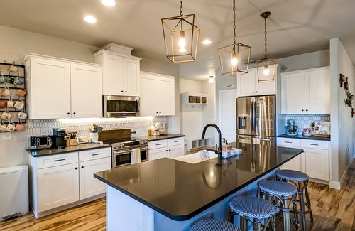 Newberry Casa | Luxury Retreat with Hot Tub!