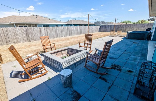 Newberry Casa | Luxury Retreat with Hot Tub!